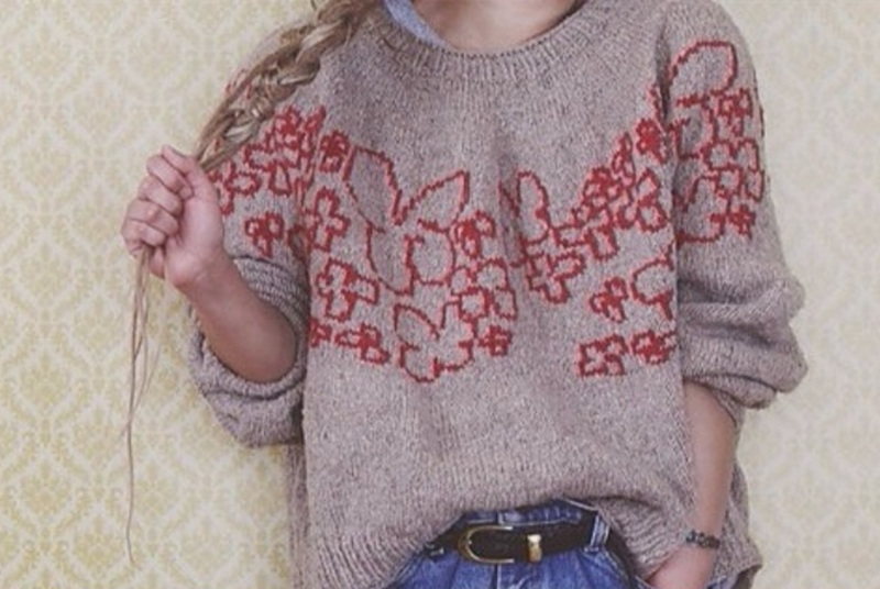 Жаккардовый пуловер оверсайз спицами без швов с описанием и схемой от Junko Okamoto.
